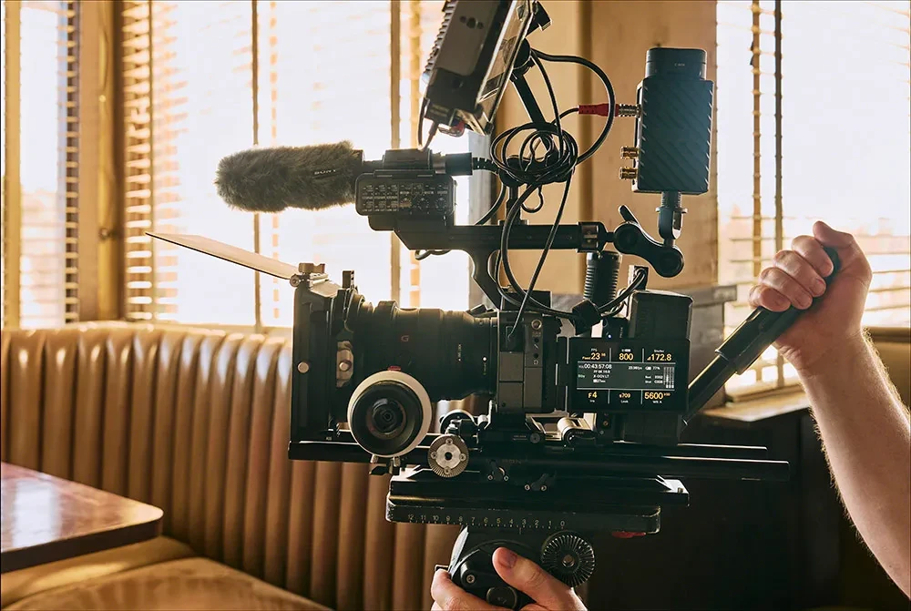 Кінокамера Sony FX5 у професійному ригу з ручкою XLR-H2, верхнім монітором, компендіумом та відображенням меню BIG6 на знімальному майданчику Кінокамера Sony FX5 у професійному ригу з ручкою XLR-H2, верхнім монітором, компендіумом та відображенням меню BIG6 на знімальному майданчику
